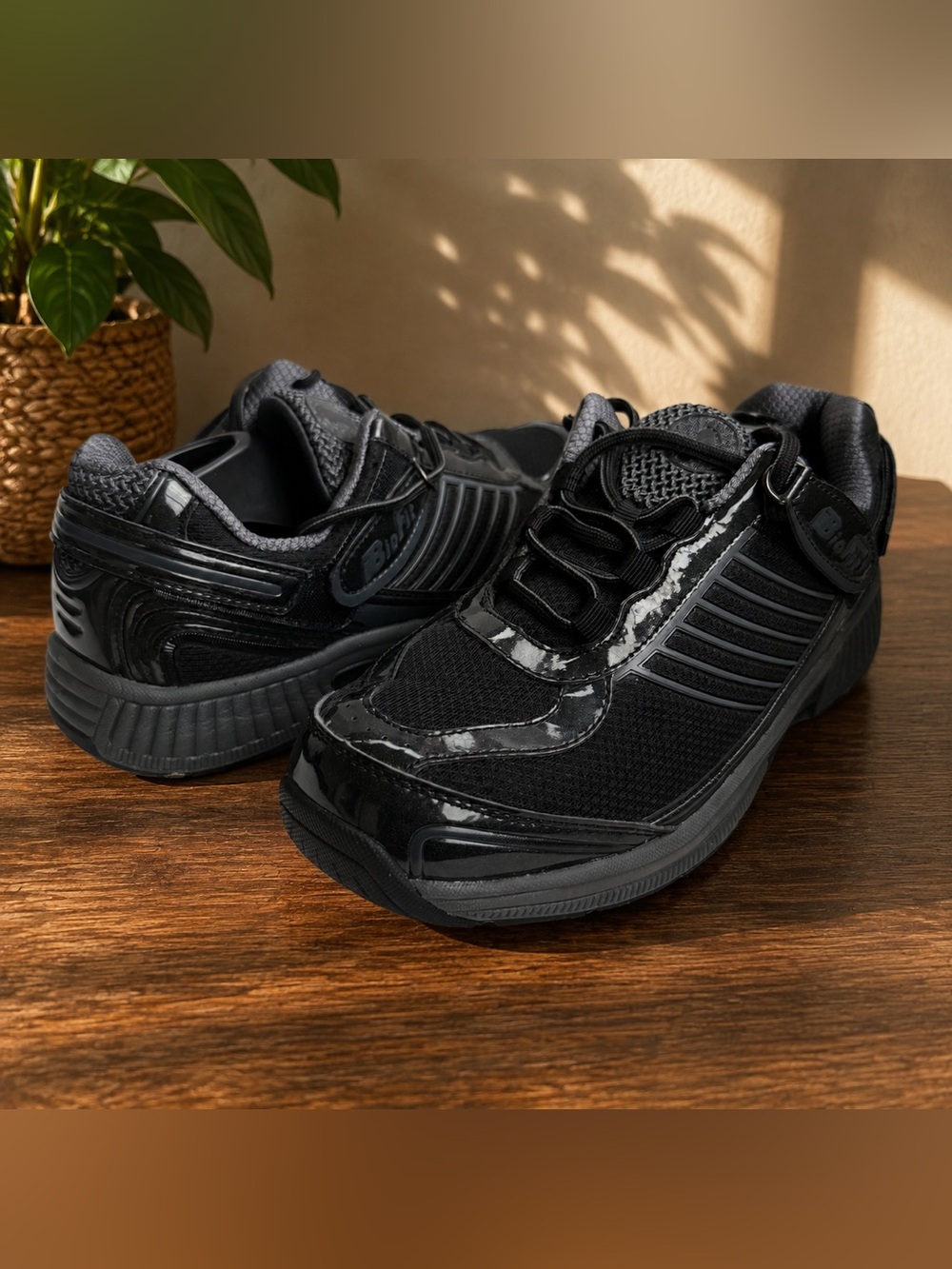 Orthofeet Verve 979 Women’s 7.5 Wide Black Orthopedic Walking Shoes